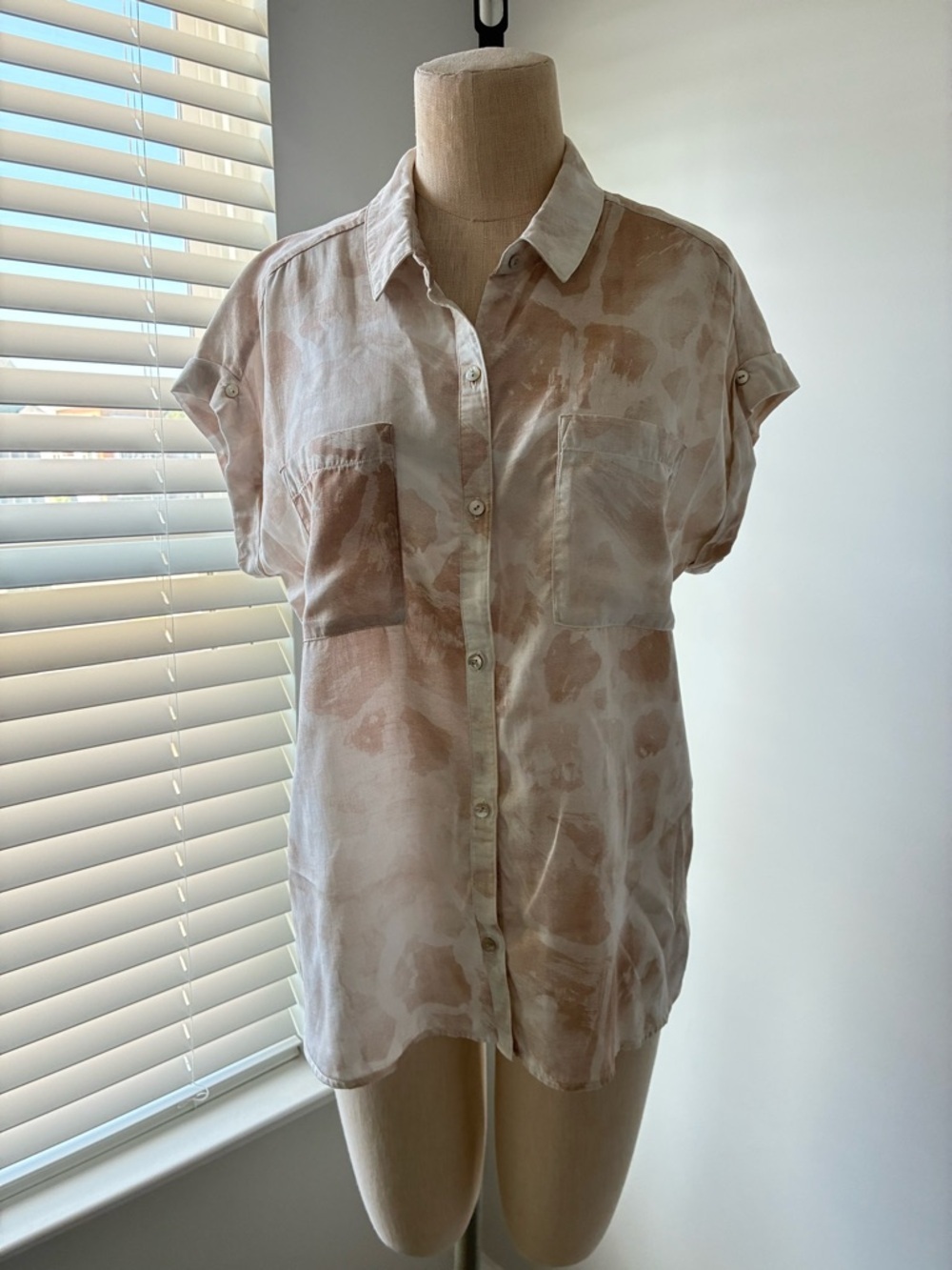 Anthropologie Cloth & Stone Women's Giraffe Print Short Sleeve Button Down